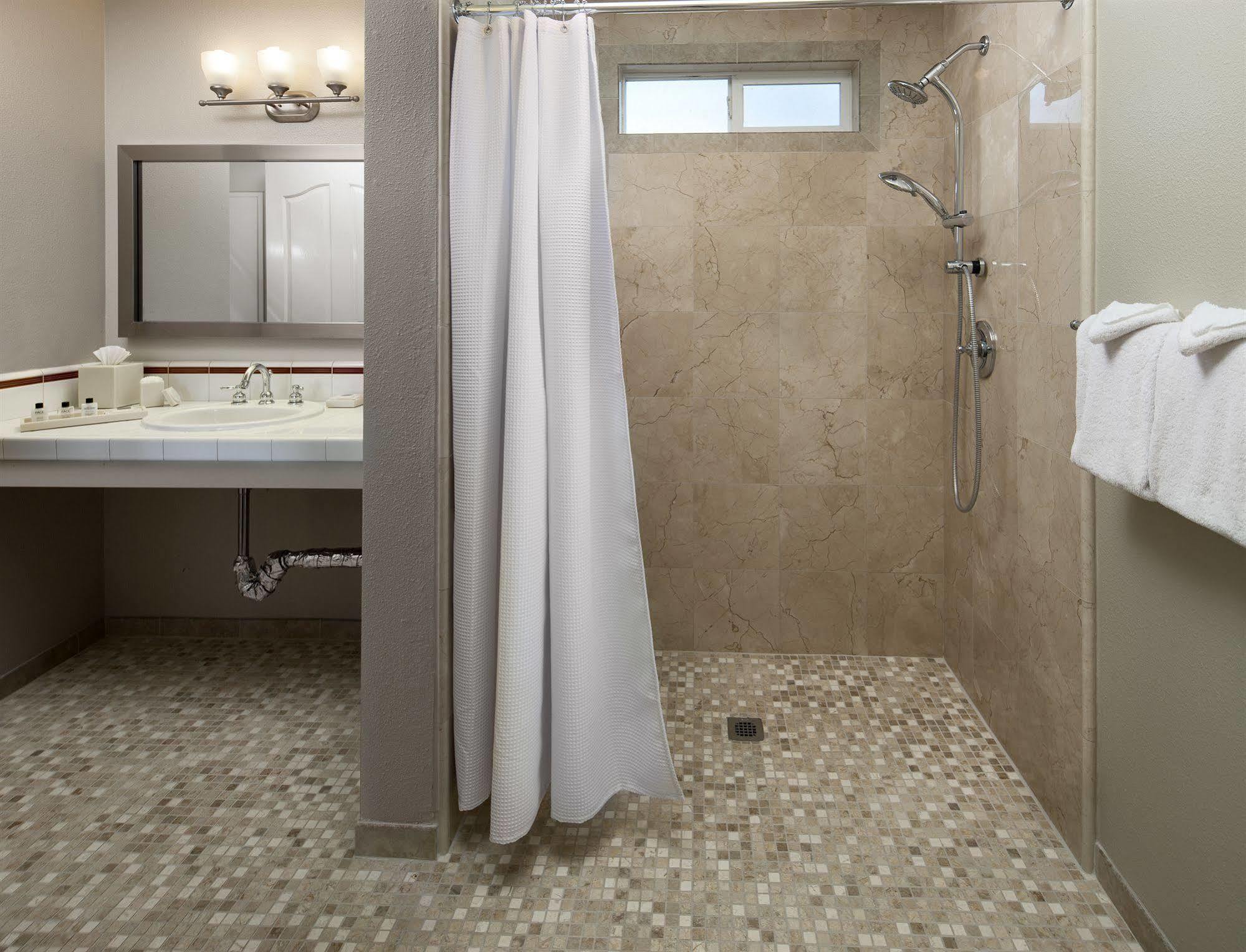 Cambria Landing Inn And Suites エクステリア 写真